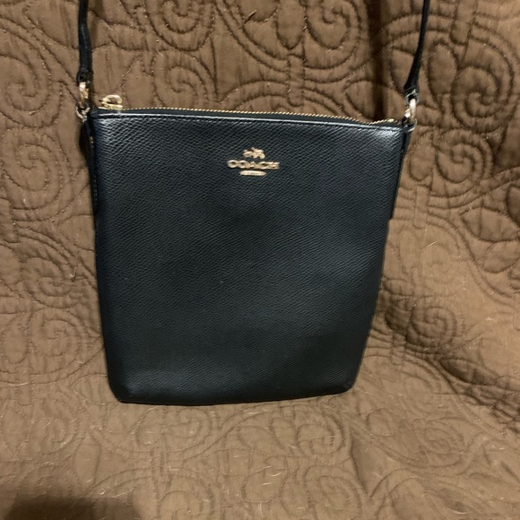 Coach Handbags - EUC CUTE COACH LEATHER CROSSBODY 9x8